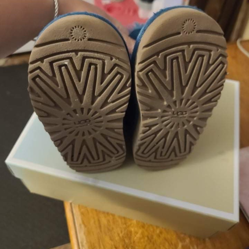 Girls ugg boots size 7